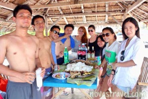 Ze topless boys by the beach, and ze girly girls! We're so ready to eat!
